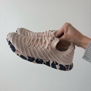 APL women’s Techloom Wave Sneaker pink and black leopard size 7 running